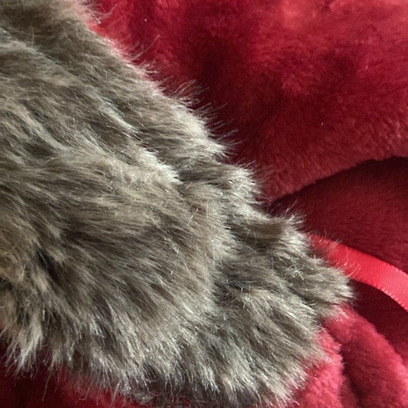 1 Hotel Spa plush velvet Red with faux fur collar robe w pockets. One size. NWT - Picture 3 of 5